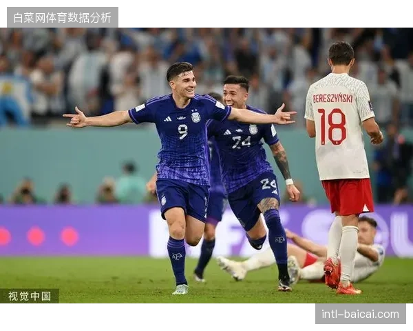 莫利纳在右路的上下往返能力，为阿根廷队的攻防转换提供了战术平衡